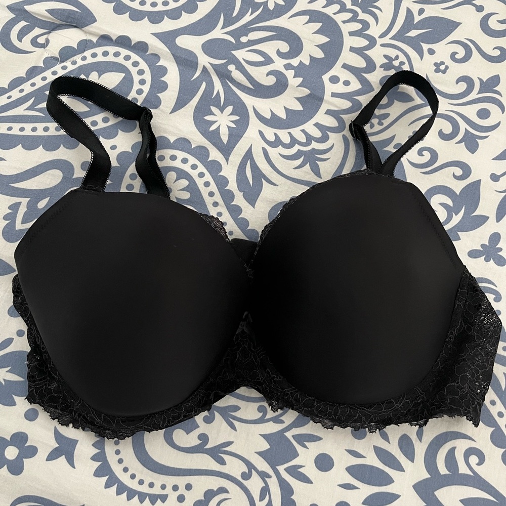 Victoria Secret Dream Angels Black and lace bra. 38D